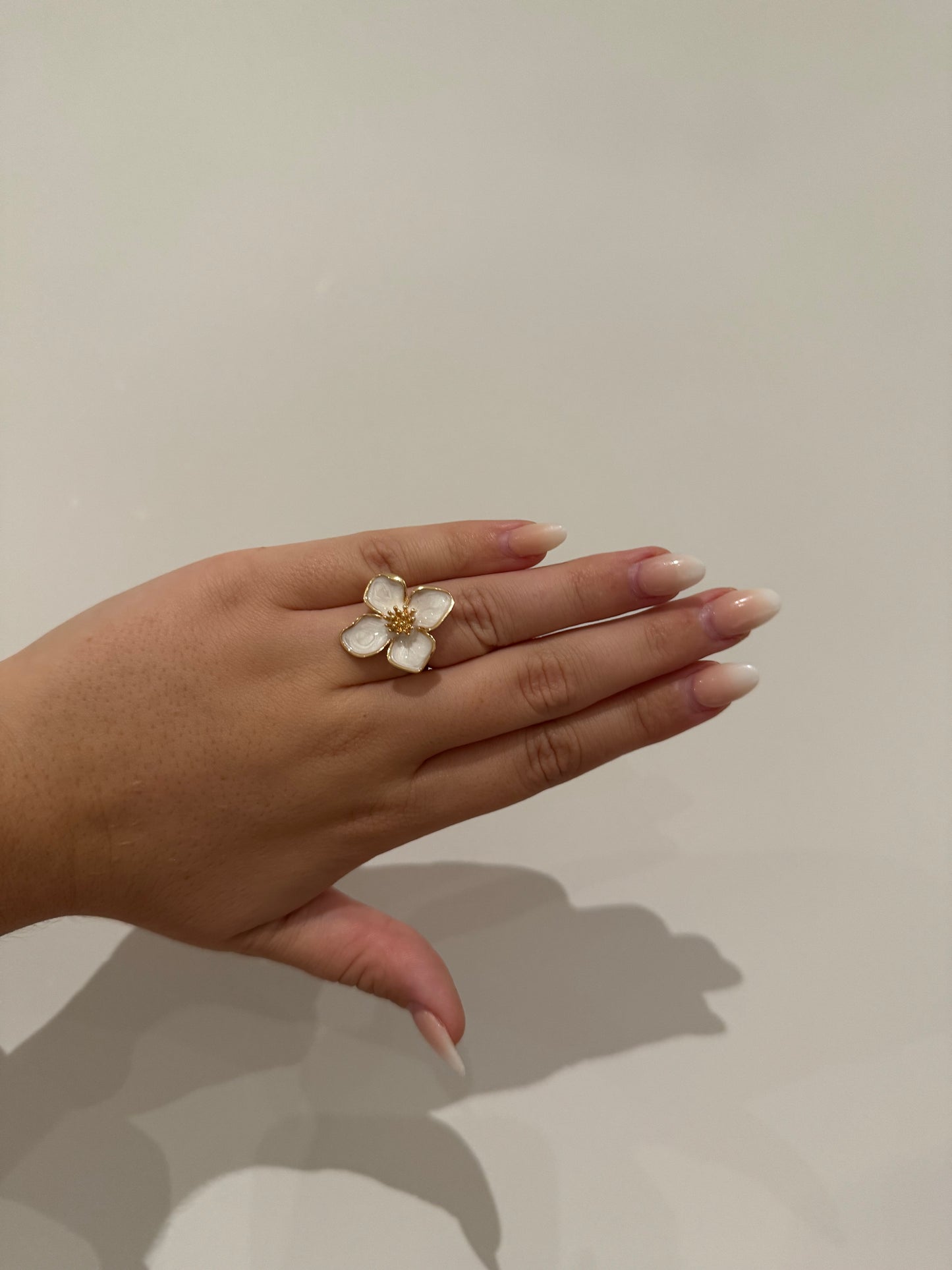 WHITE FLOWER RING